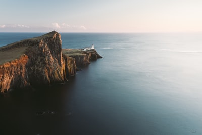 蓝色海洋航空摄影旁的棕色山崖